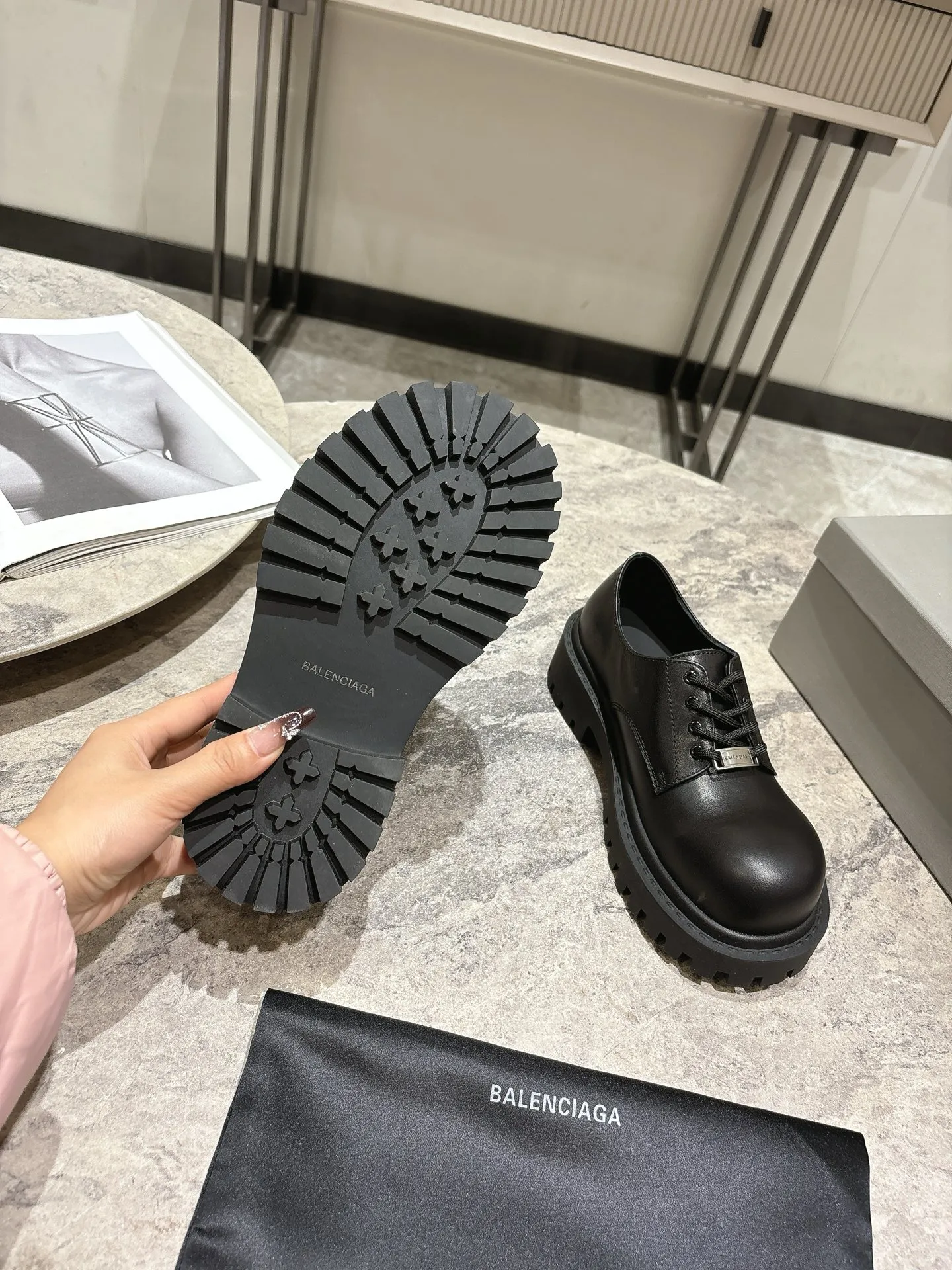 👟👟Ex-factory price 660👟👟 BALENCIAGA Balenciaga's new Stomper Derby big-toe derby shoes. This pair of shoes is simply a dark horse in this year's fashion circle. The exaggerated big-toe design makes people fall in love at first sight! 💖 When I first saw it, I was attracted by the big B logo. It’s so recognizable! Wear it, whether paired with skinny jeans or wide-leg pants, you can easily style it and look extremely fashionable! The double B decorative buckle is hand-inlaid with pure copper hardware. ▪Fabric: original full-grain cowhide. ▪Inner feet: water-dyed cowhide. ▪Sole: original rubber outsole.